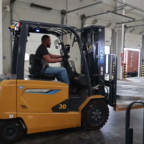 xe nang dien ngoi lai 3 tan 7